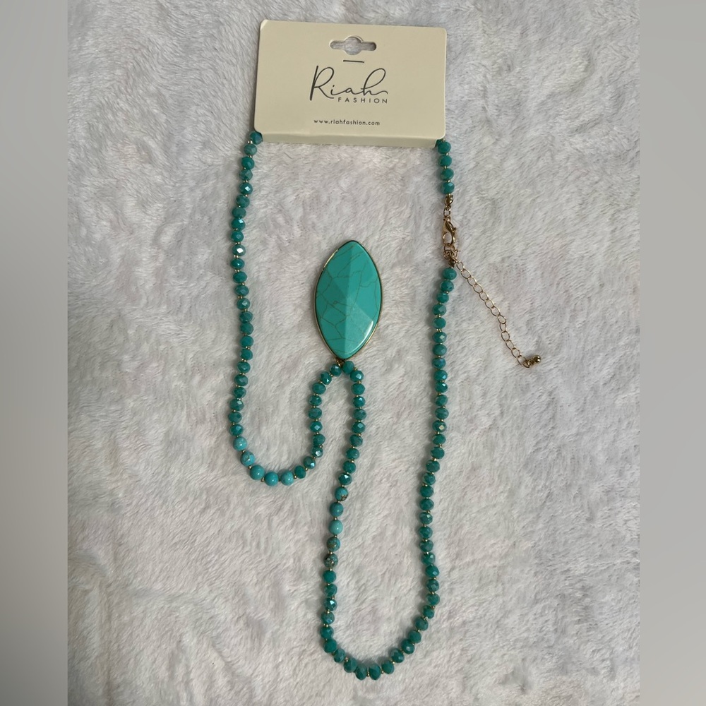 NWT-  Riah Fashion Oval Pendant Beaded Necklace
